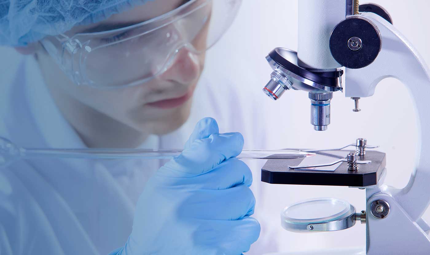 Лаборант исследует материал под микроскопом у больного острой гонореи
